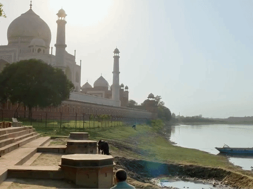 फिल्म के 2 मिनट के ट्रेलर में ताजमहल के सामने परेश रावल बैठे दिखते हैं।