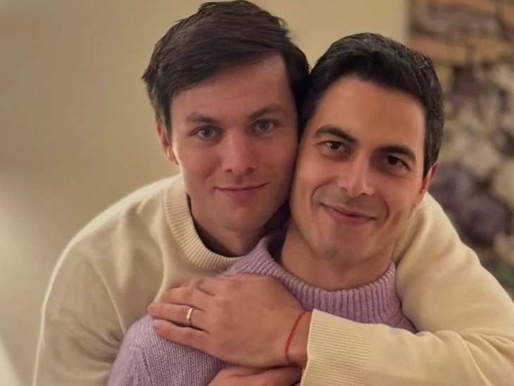 रॉब जेटन (बाएं) अपने मंगेतर निकोलस कीनन (दाएं) के साथ।