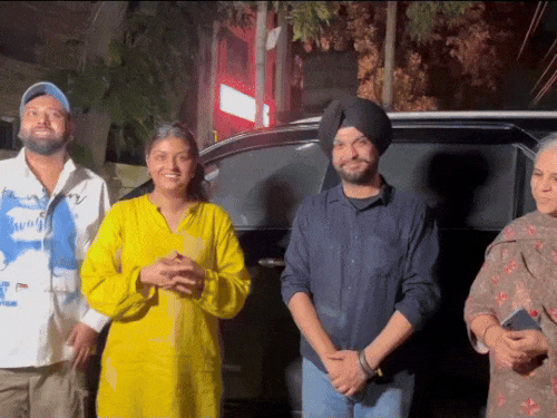 हार्ट अटैक पराठे वालों के कार्ट पर पहुंचीं नूरां सिस्टर्स। (फाइल शॉर्ट)