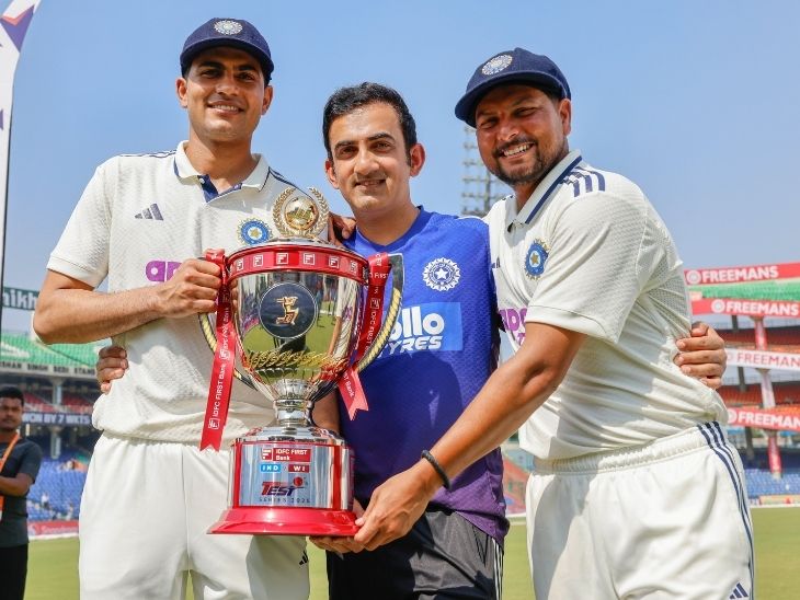 यह फोटो 14 अक्टूबर की है, जब भारत ने वेस्टइंडीज से दिल्ली टेस्ट में 7 विकेट से हराकर 2 टेस्ट की सीरीज में क्लीन स्वीप किया था। फोटो में कप्तान शुभमन गिल, कोच गौतम गंभीर और स्पिनर कुलदीप यादव हैं। - Dainik Bhaskar