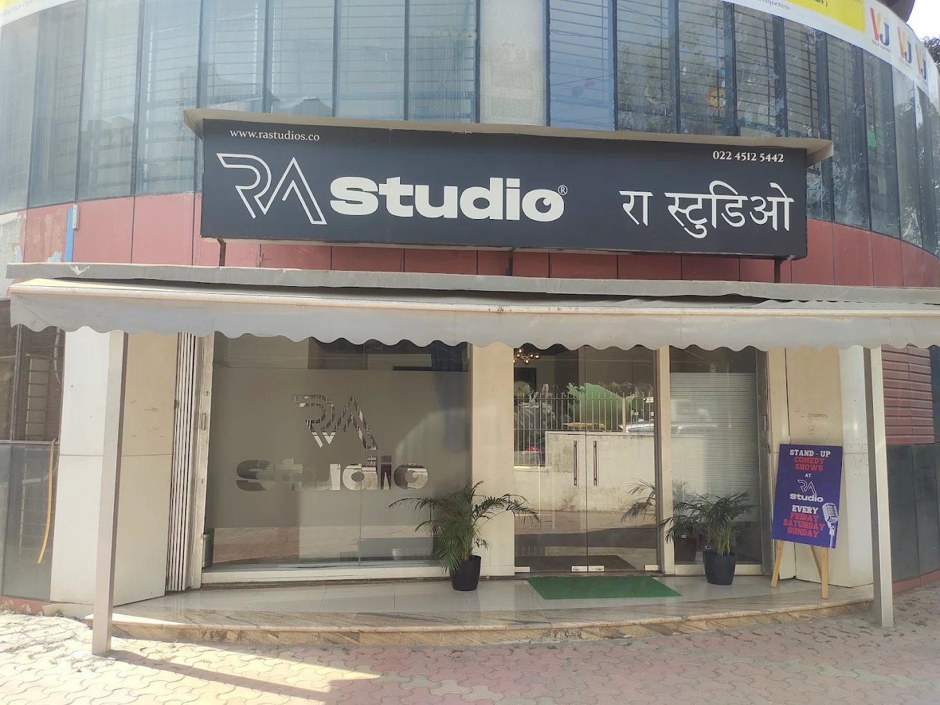 रा स्टूडियो का फ्रंट ऑफिस। यहीं 100 से ज्यादा बच्चे ऑडिशन के लिए पहुंचे थे।