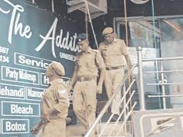 द हेवन होटल में छानबीन करने पहुंचे पुलिस अधिकारी।