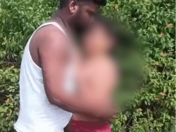 कैमरा सामने आते ही युवती प्रतीक पर आरोप लगाने लगती है।