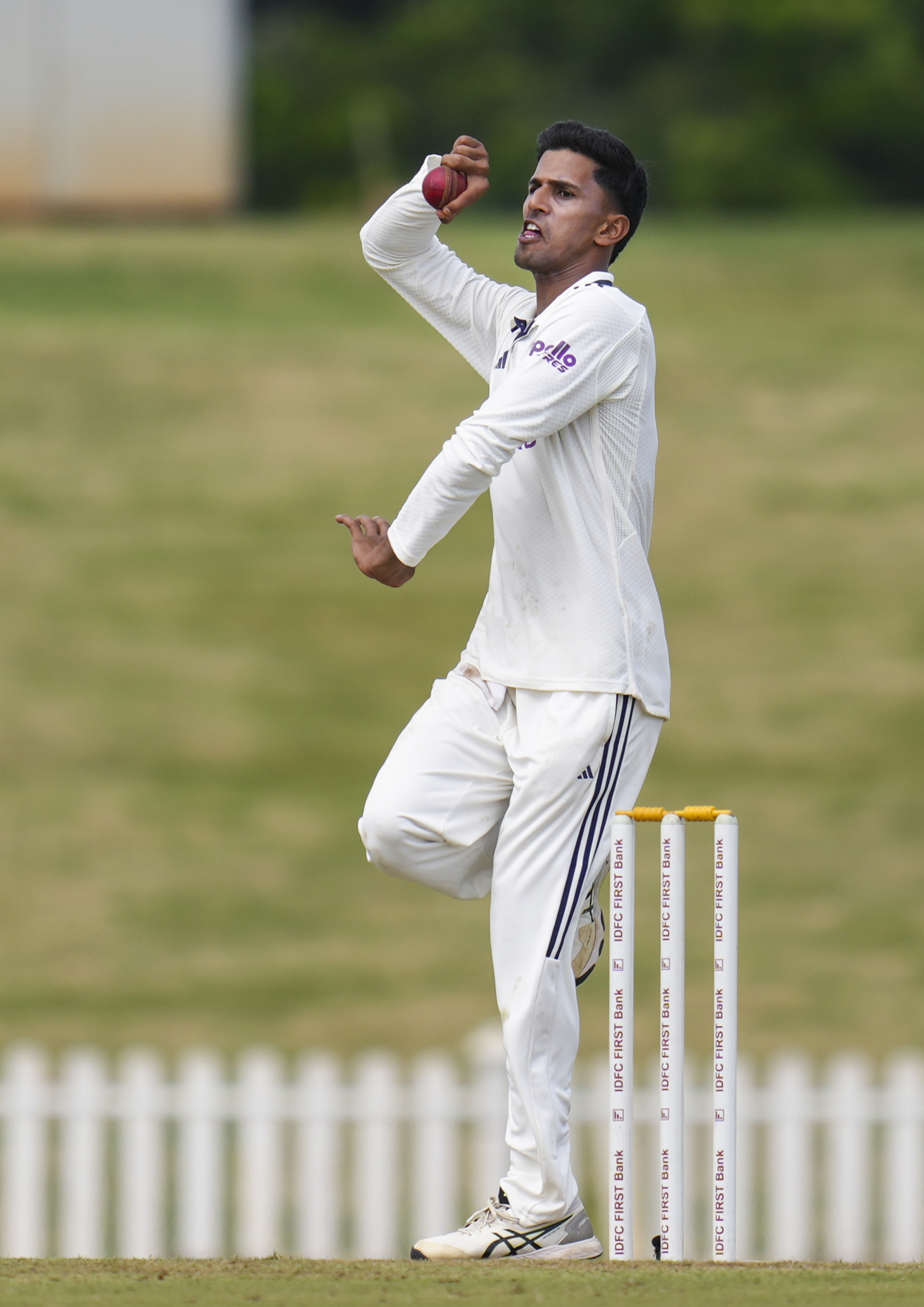 तनुष कोटियान 4 विकेट ले चुके हैं।