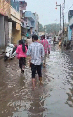 अयोध्या में कई जगह जलभराव हो गया। लोगों को काफी परेशानी का सामना करना पड़ा।