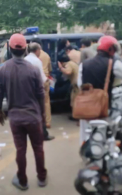 कचहरी में अधिवक्ता प्रिंस राज सिंह को पुलिस बुधवार दोपहर गिरफ्तार करने पहुंची।