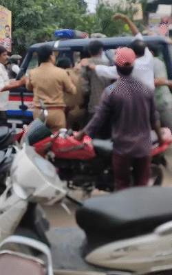 आरोपी प्रिंस राज सिंह को पुलिस ने गाड़ी में बैठाया तो साथी वकील भड़क गए।