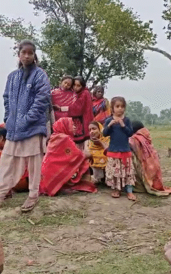 परिजन रातभर नदी किनारे बैठे रहे। वे लगातार रोए जा रहे हैं।