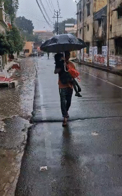 झांसी में तेज बारिश के बीच बच्चों को गोद में लेकर परिजन स्कूल छोड़ने पहुंचे।