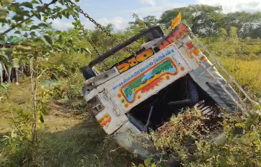 रांची में सवारी गाड़ी का टायर फटा, गड्‌ढ़े में गिरी:  सवार चार लोगों की मौत, 23 घायल; जनाक्रोश रैली में शामिल होने जा रहे थे सभी – Ranchi News