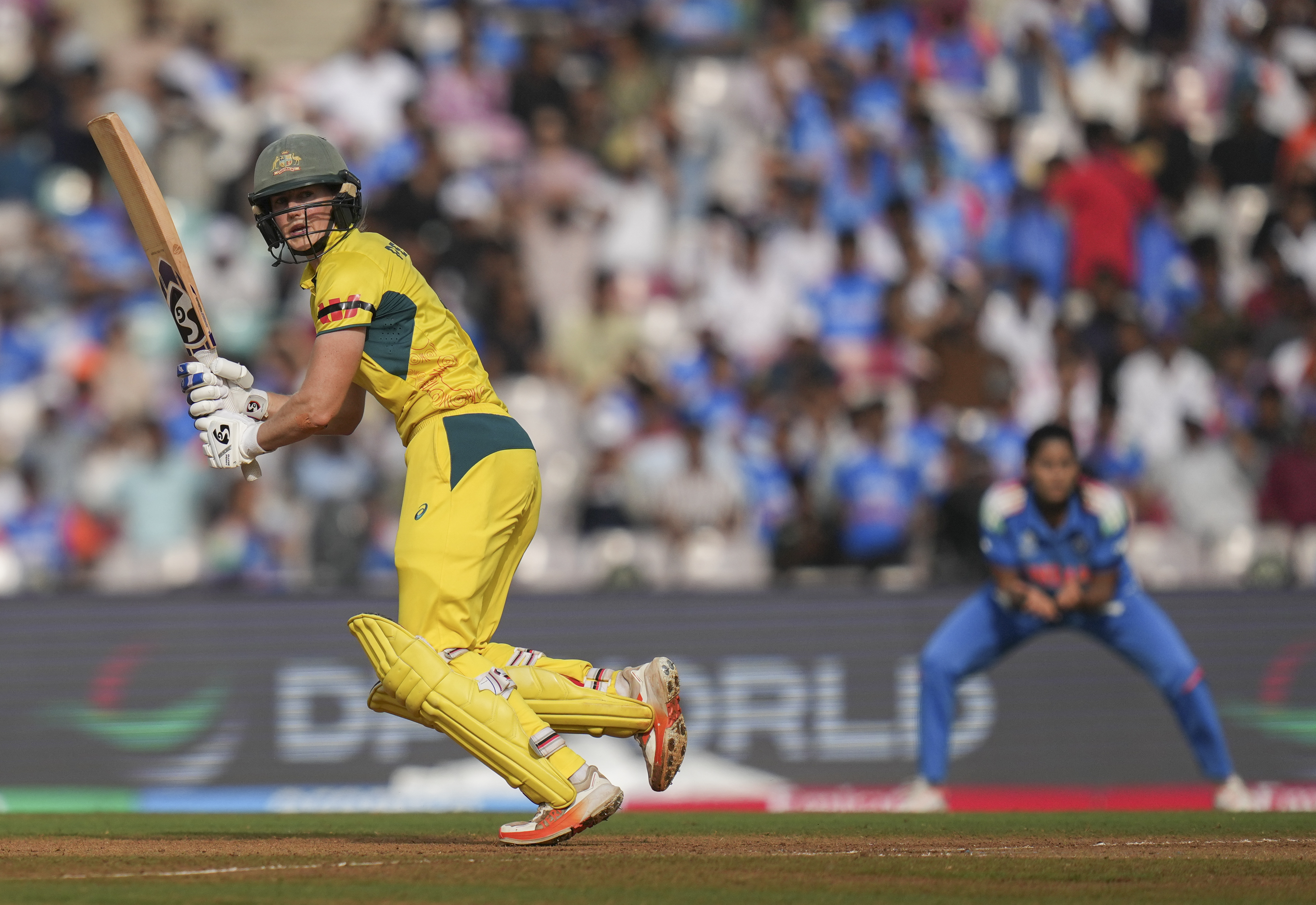 एलिस पेरी 88 बॉल पर 77 रन बनाकर आउट हुईं।