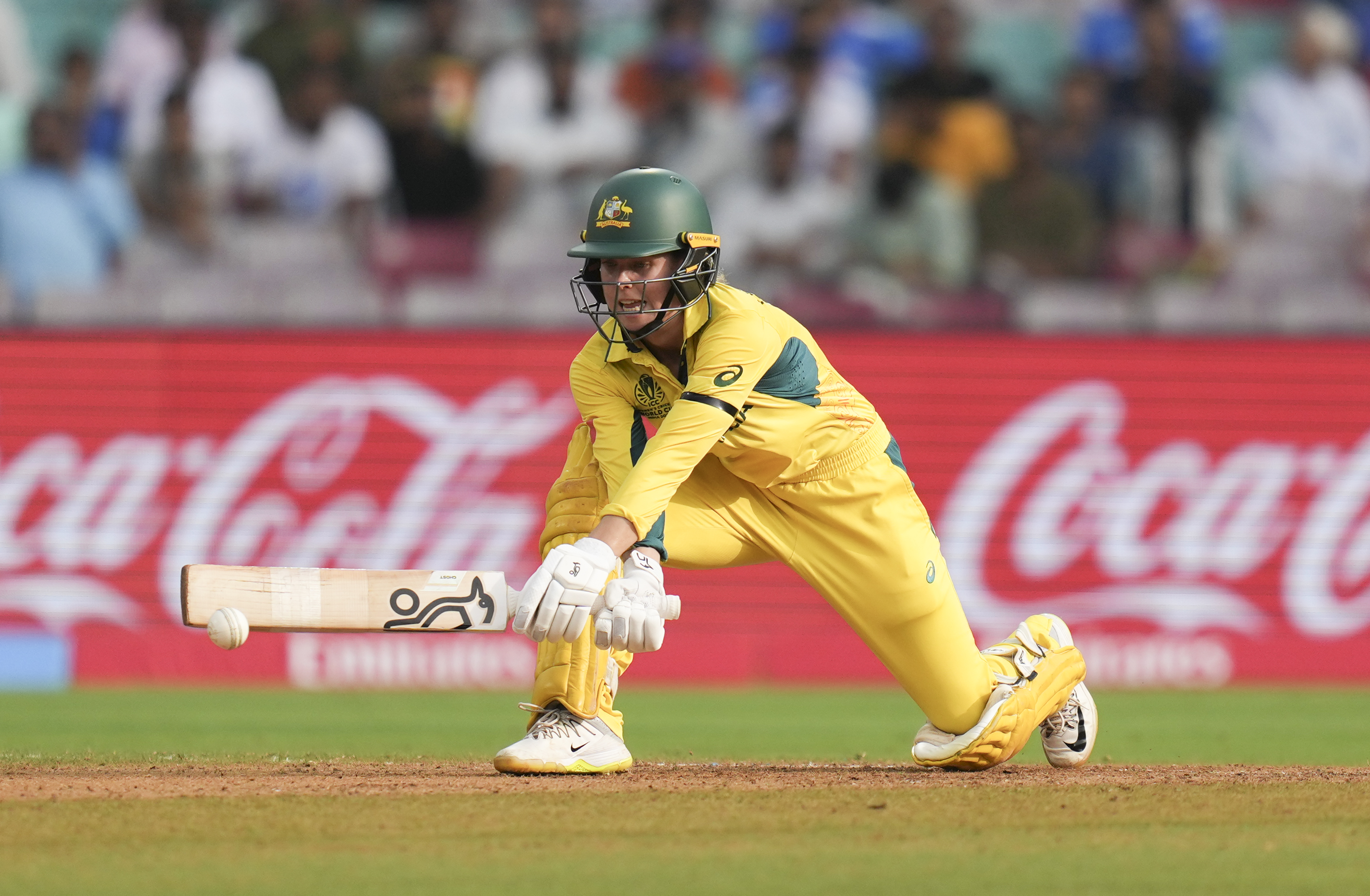 लिचफील्ड रिवर्स स्वीप शॉट खेलती हुईं।