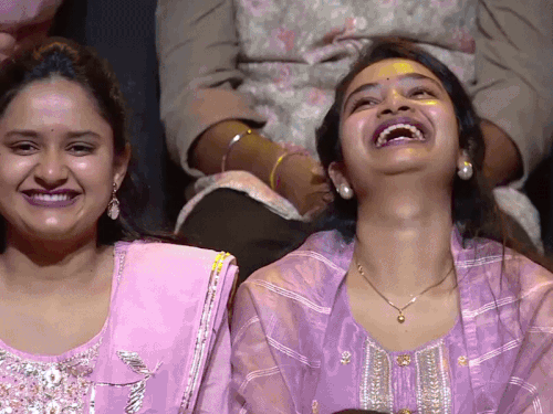 दिलजीत से इक कुड़ी गीत सुनाने की रिक्वेस्ट करती महिलाएं।