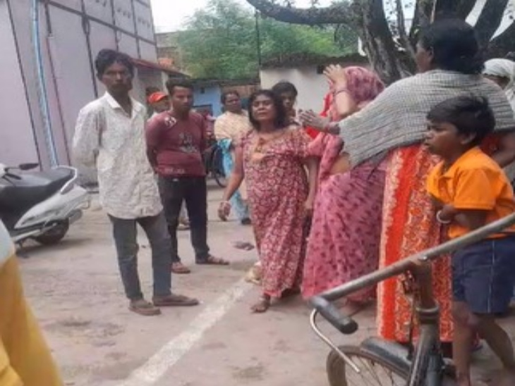 मृतक की मां ने पड़ोसियों पर मारने का आरोप लगाया है।