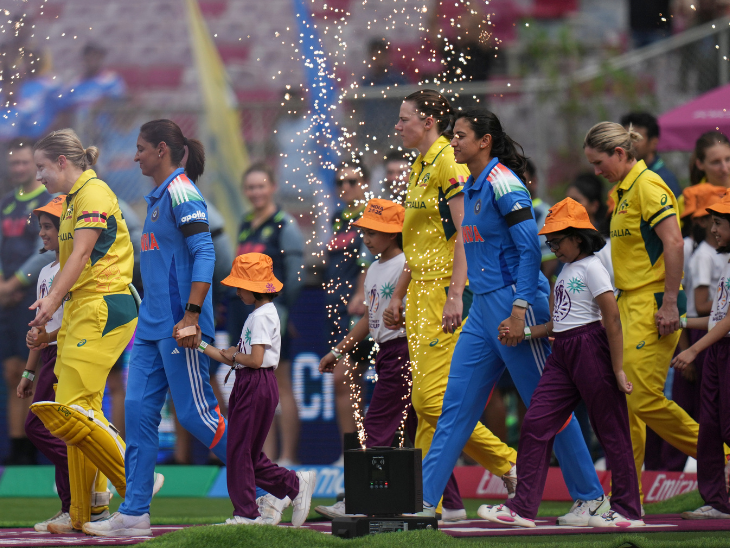 ऑस्ट्रेलिया और भारत की विमेंस टीमें बांह में काली पट्टी बांधकर मैदान में जाती हुईं।