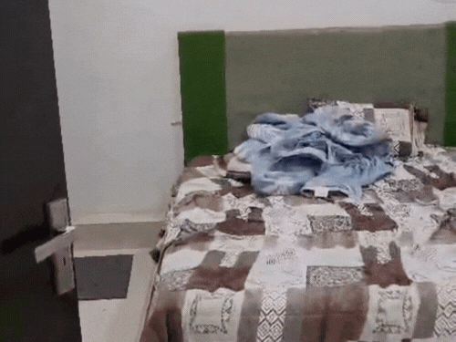 होटल के कमरे अस्त-व्यस्त मिले।