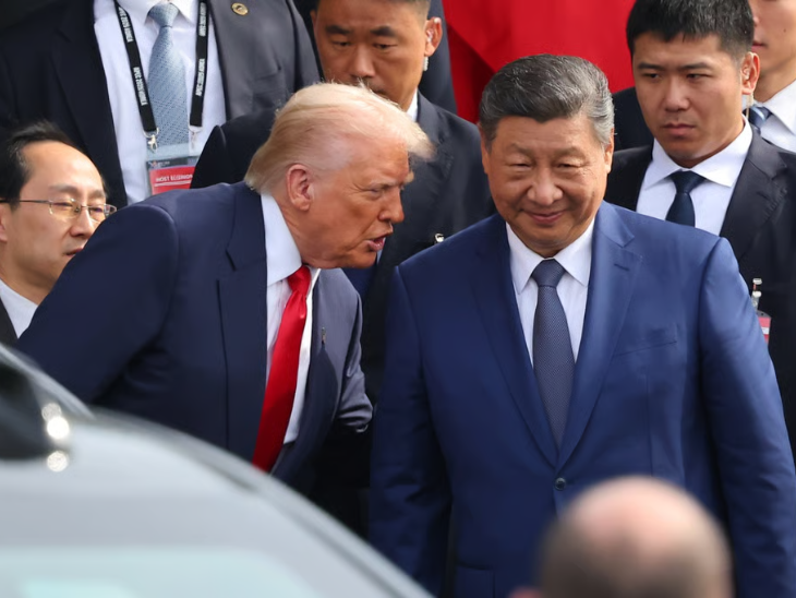 मीटिंग खत्म होने के बाद शी जिनपिंग से धीमी आवाज में बातचीत करते हुए अमेरिकी राष्ट्रपति ट्रम्प।