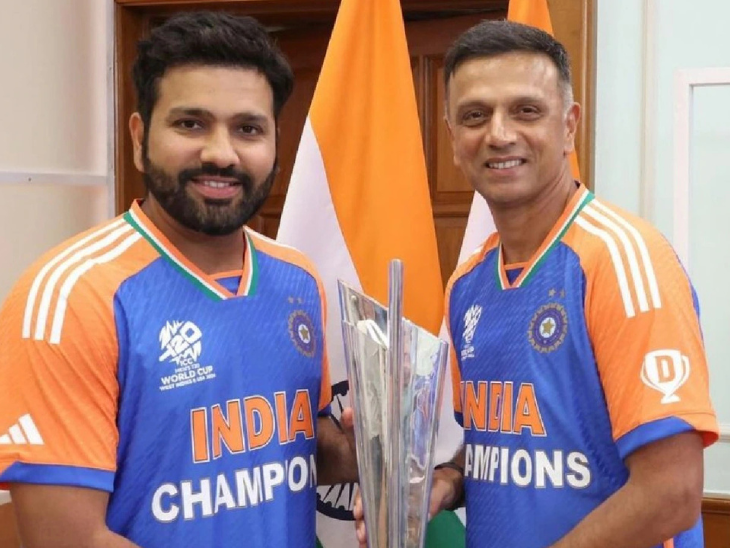 टी-20 वर्ल्ड कप ट्रॉफी के साथ रोहित शर्मा (बाएं) और राहुल द्रविड़ (दाएं)। - Dainik Bhaskar