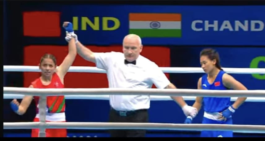 फाइनल मैच के बाद खुशी को विजयी घोषित करते रेफरी।