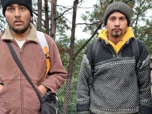 कैथल का युवक युवराज (बाएं) पंजाब के दूसरे युवक के साथ। यह फोटो डंकी रूट से अमेरिका जाते वक्त की है, जिसे डोंकर ने उनके परिजनों को भेजा था। फाइल फोटो - Dainik Bhaskar