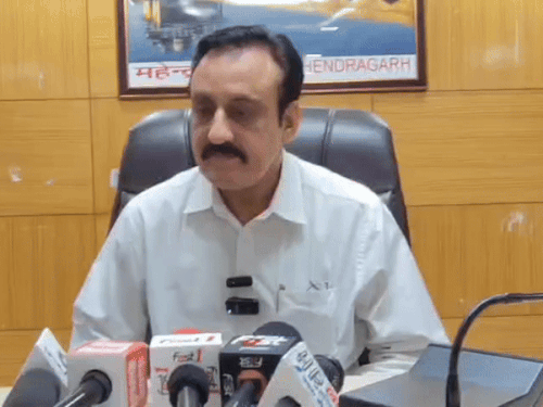 नारनौल के डीसी कैप्टन मनोज कुमार।