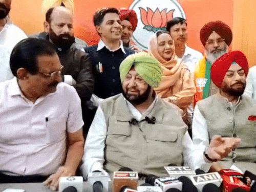 मोगा में पत्रकारों के सवालों का जवाब देते भाजपा नेता कैप्टन अमरिंदर सिंह।