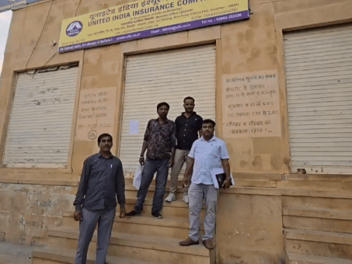 कोर्ट के आदेश पर प्रशासन की टीम कार्रवाई करने के लिए पहुंची और ब्रांच के ऑफिस को सीज किया।