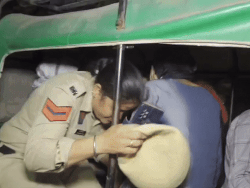 पुलिस युवतियों को ऑटो में बैठाकर ले जाते हुए