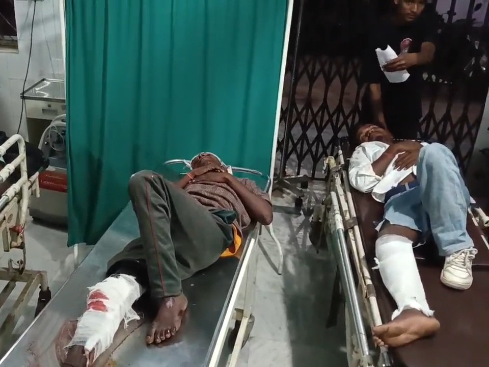 घायलों को गुमला सदर अस्पताल में इलाज जारी है।