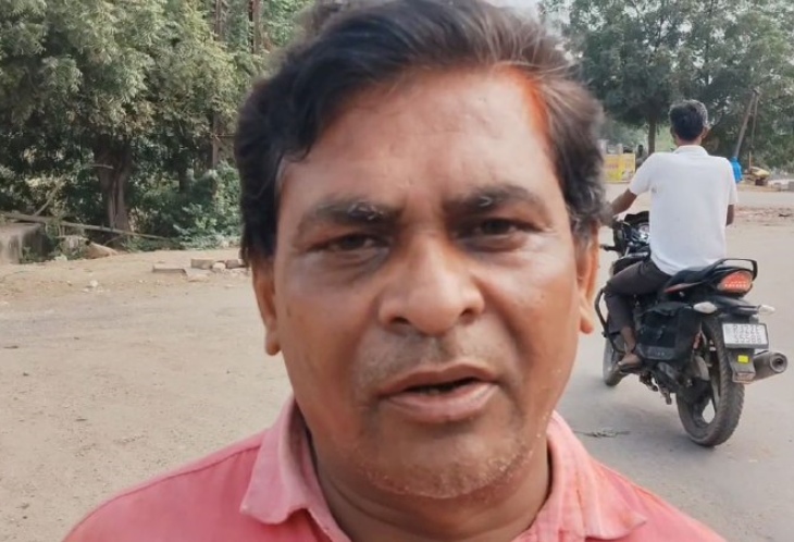 पीड़ित महावीर जैन जिसकी सोने की चैन लूटकर बदमाश फरार हुए।