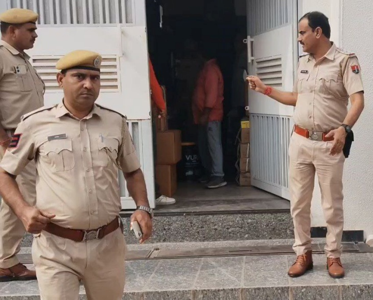 पाली के रामदेव रोड जय नगर क्षेत्र में लूट की वारदात के बाद मौके पर पहुंची पुलिस।