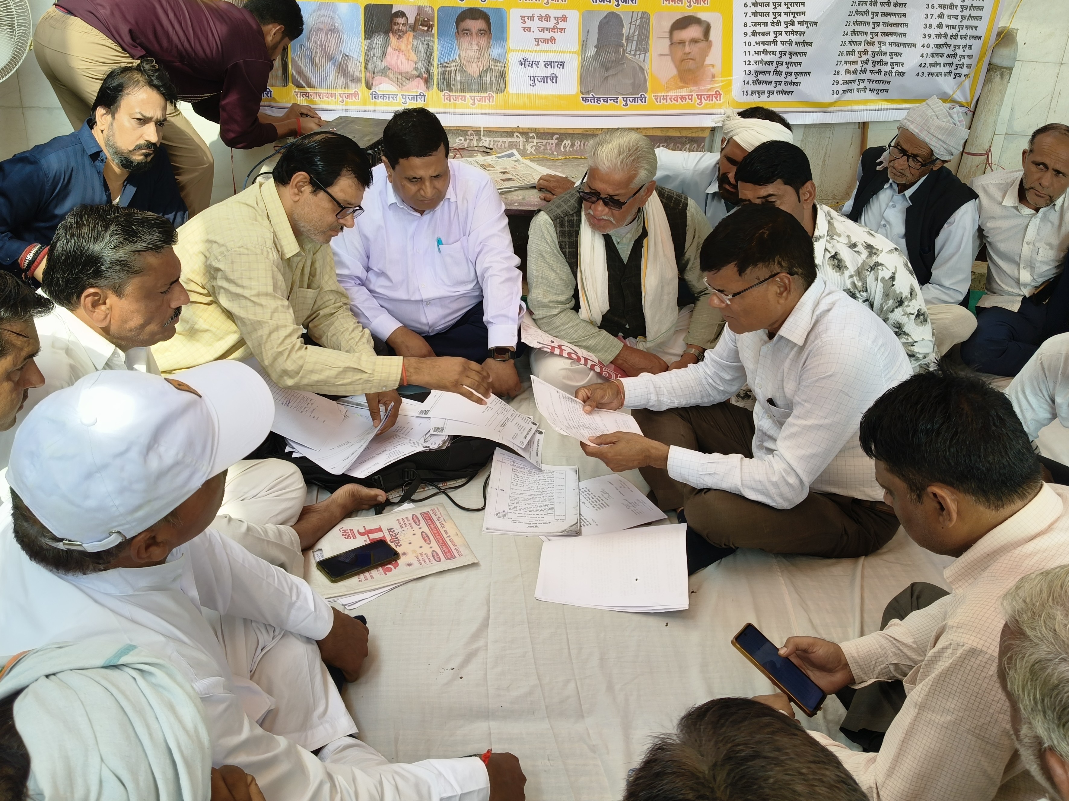 श्री गोपीनाथ मंदिर में फर्जी पुजारी प्रमाण पत्र जारी करने को लेकर धरना जारी है।