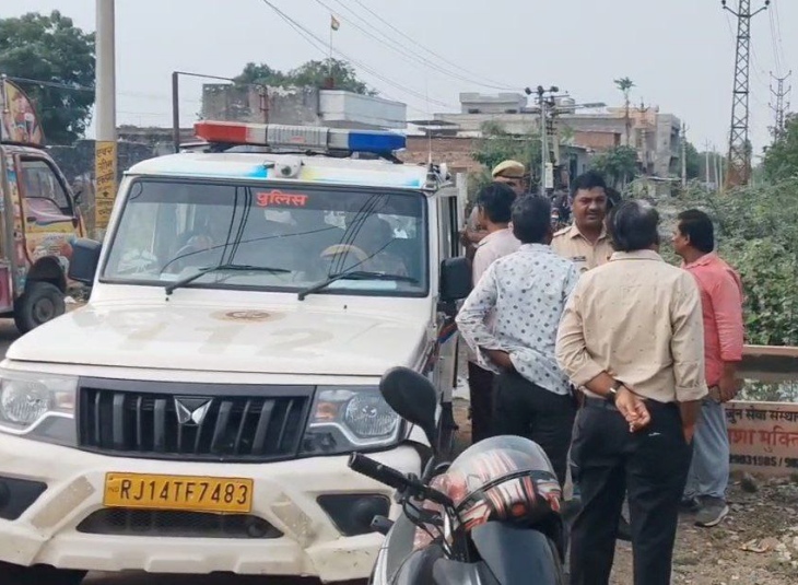 पाली के रामदेव रोड जय नगर क्षेत्र में लूट की वारदात के बाद मौके पर पहुंची पुलिस।