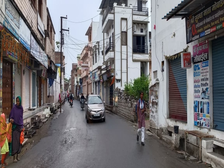 हादसे के बाद सादड़ी में व्यापारियों ने बाजार बंद कर दिए।