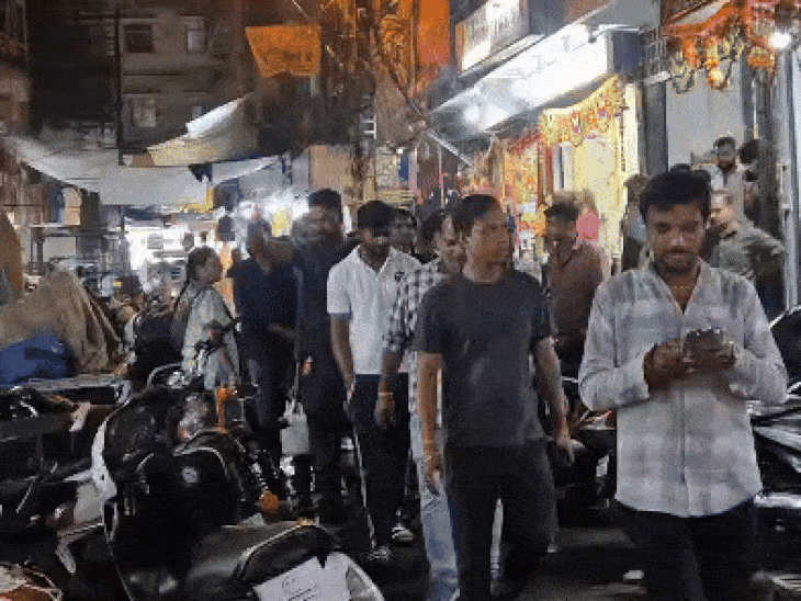 ‘जय मां भवानी हिन्दू संगठन’ ने सीढ़ियों पर भगवान के चित्र बनाने का विरोध किया।