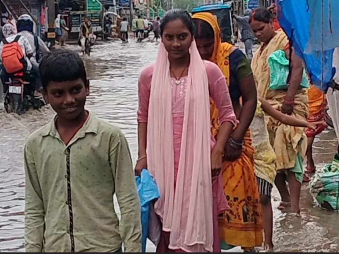 Rain in Gogri causes waterlogging on roads | गोगरी में बारिश से सड़कों ...