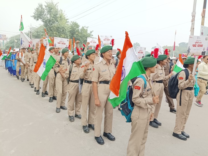 रैली में तिरंगा लेकर निकलते बच्चे