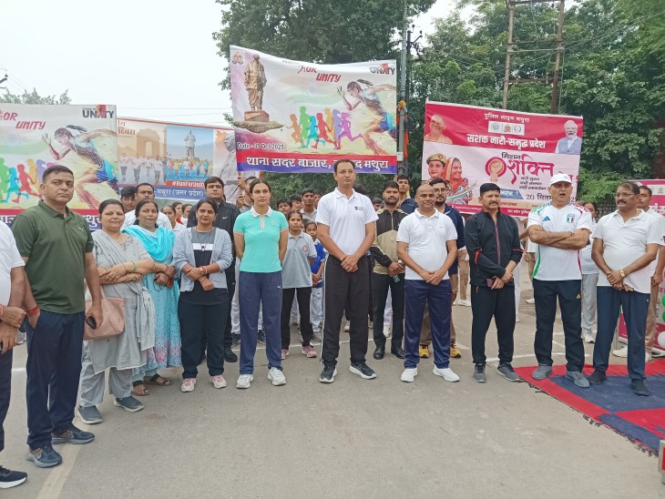 पुलिस लाइन से रैली को रवाना करते SSP श्लोक कुमार