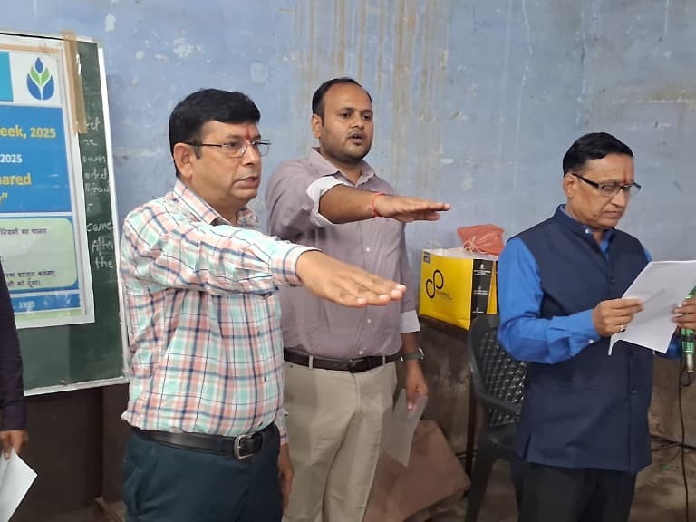 बैंक के क्षेत्रीय प्रबंधक सुनील अग्रवाल ने ईमानदारी की शपथ दिलाई।