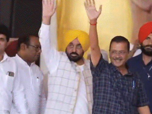 किसान महापंचायत में अरविंद केजरीवाल और भगवंत मान।