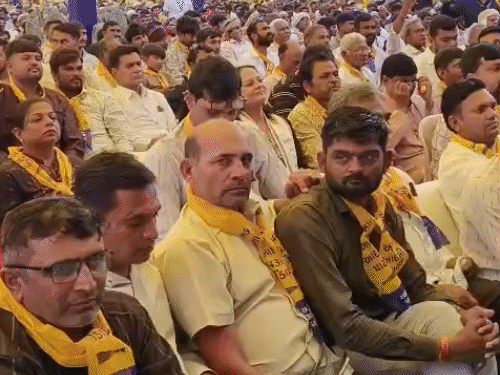 सुरेंद्रनगर के वंटावच्छ गांव में AAP की ओर से किसान महापंचायत का आयोजन किया गया था।