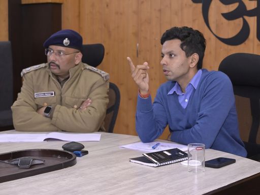 बैठक के दौरान अधिकारियों को निर्देश देते डीएम।