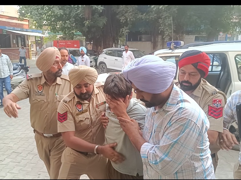 गिरफ्तार बदमाश को ले जाती पुलिस।