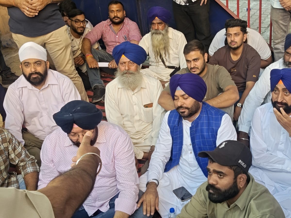 जालंधर देहाती एसएसपी दफ्तर के बाहर धरने पर बेटा बुजुर्ग का बेटा रोहित और अन्य लोग।