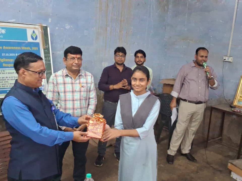 प्रश्नोत्तरी प्रतियोगिता के विजेताओं को किया सम्मानित।