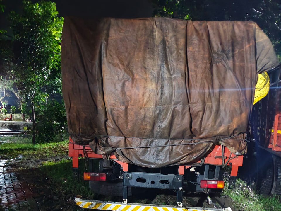 माल के साथ जब्त ट्रक।