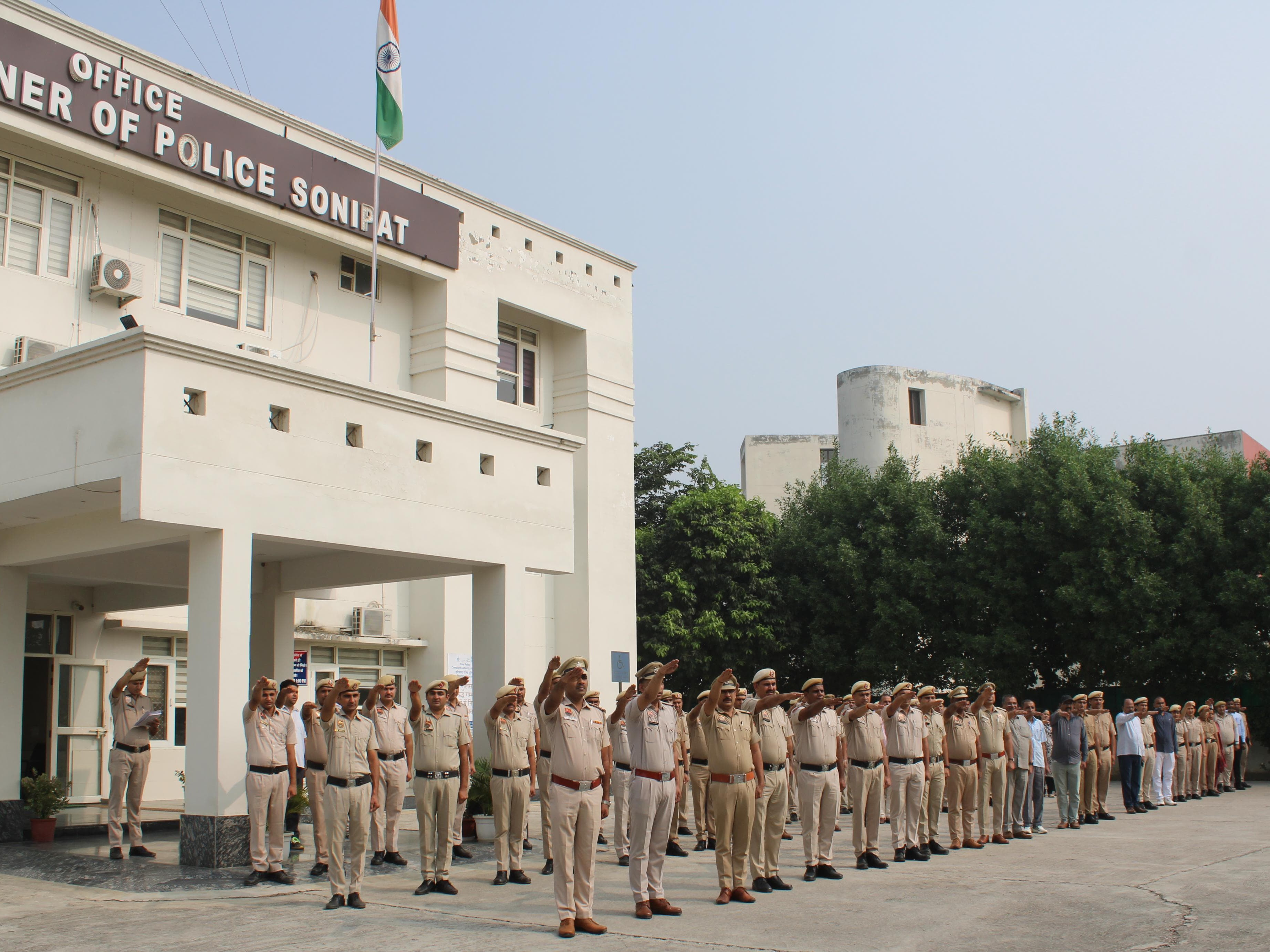 सोनीपत में शपथ लेते हुए पुलिस के जवान।