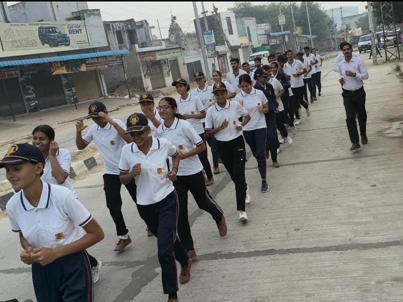 ‘रन फॉर यूनिटी’ के दौरान सूरजगढ़ की सड़कों पर युवाओं और पुलिसकर्मियों में उत्साह दिखा।