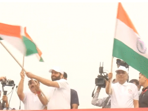 फतेहाबाद में रन फॉर यूनिटी को हरी झंडी दिखाते सीएम नायब सैनी।