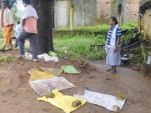 बैगापारा में वारदात के बाद घटनास्थल पर खून के धब्बों को बोरे से डंका गया।